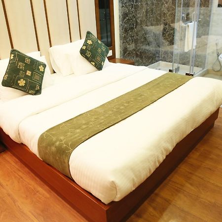 Grand Ffour Hotel New Delhi Bagian luar foto