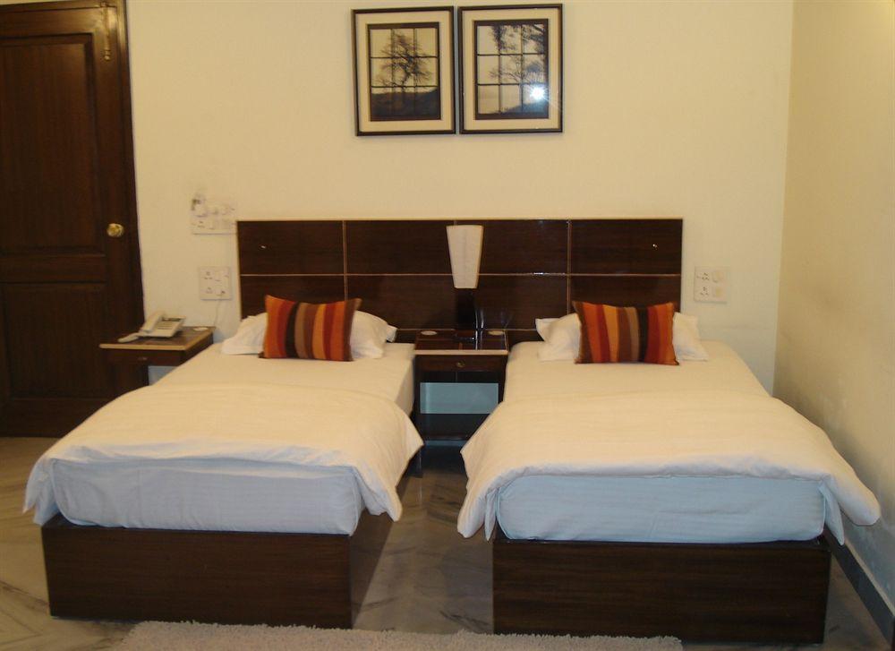 Grand Ffour Hotel New Delhi Bagian luar foto