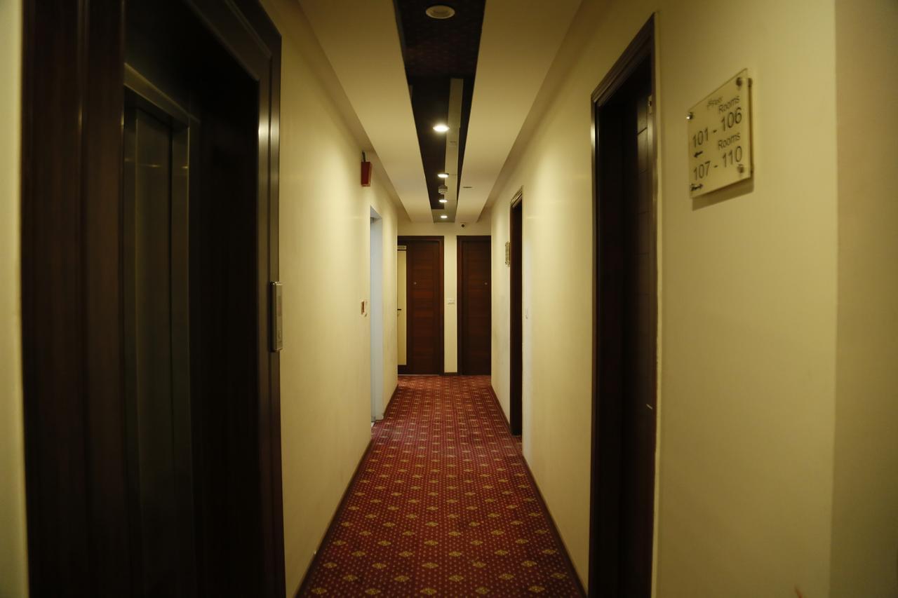 Grand Ffour Hotel New Delhi Bagian luar foto