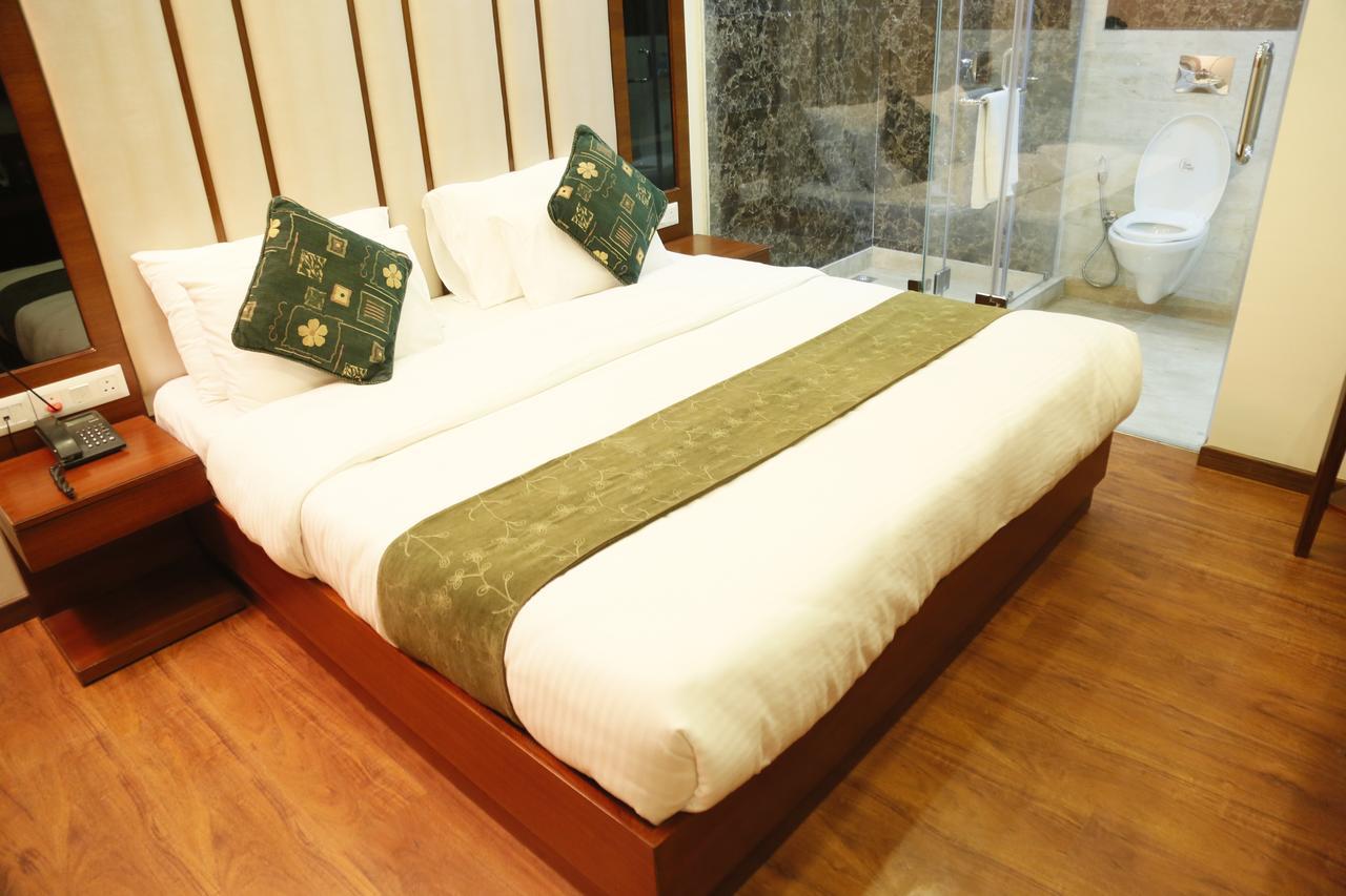 Grand Ffour Hotel New Delhi Bagian luar foto
