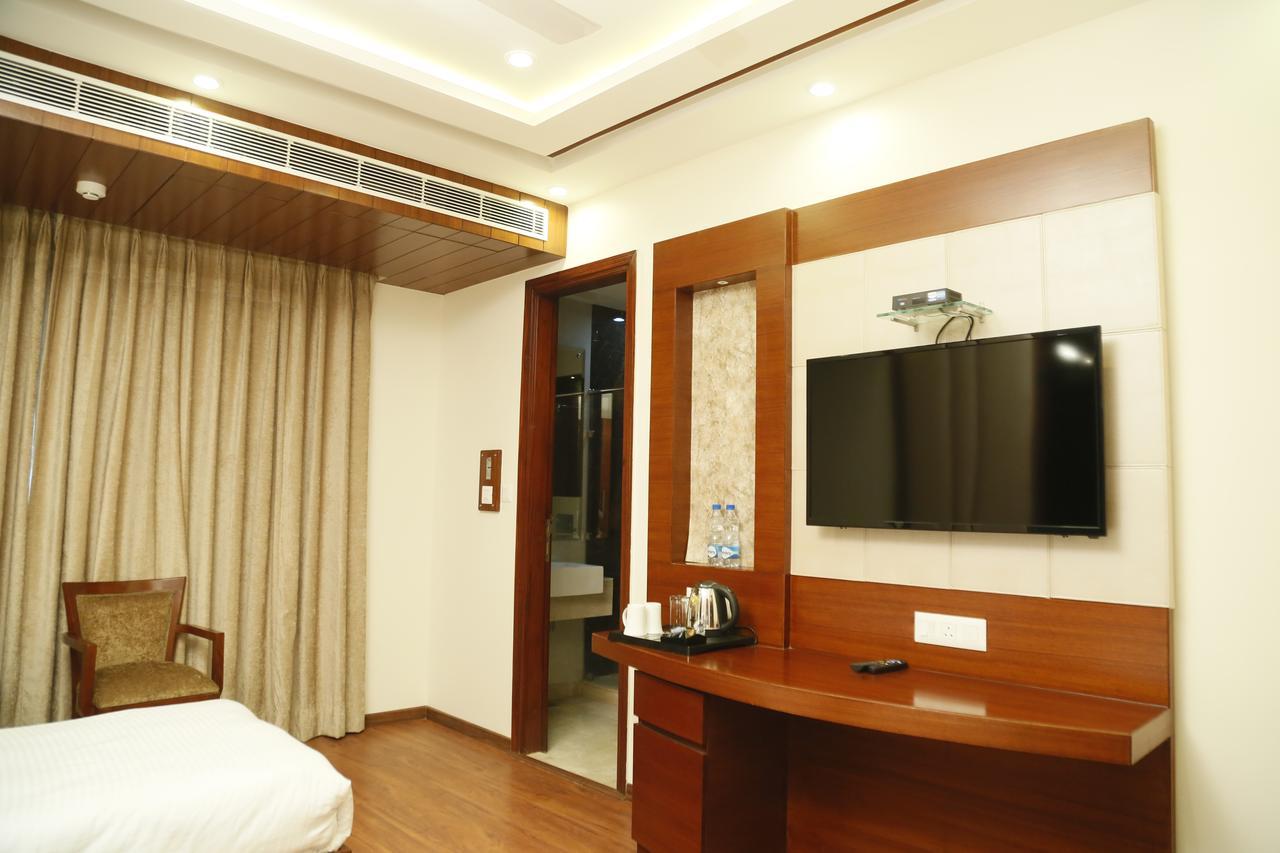 Grand Ffour Hotel New Delhi Bagian luar foto