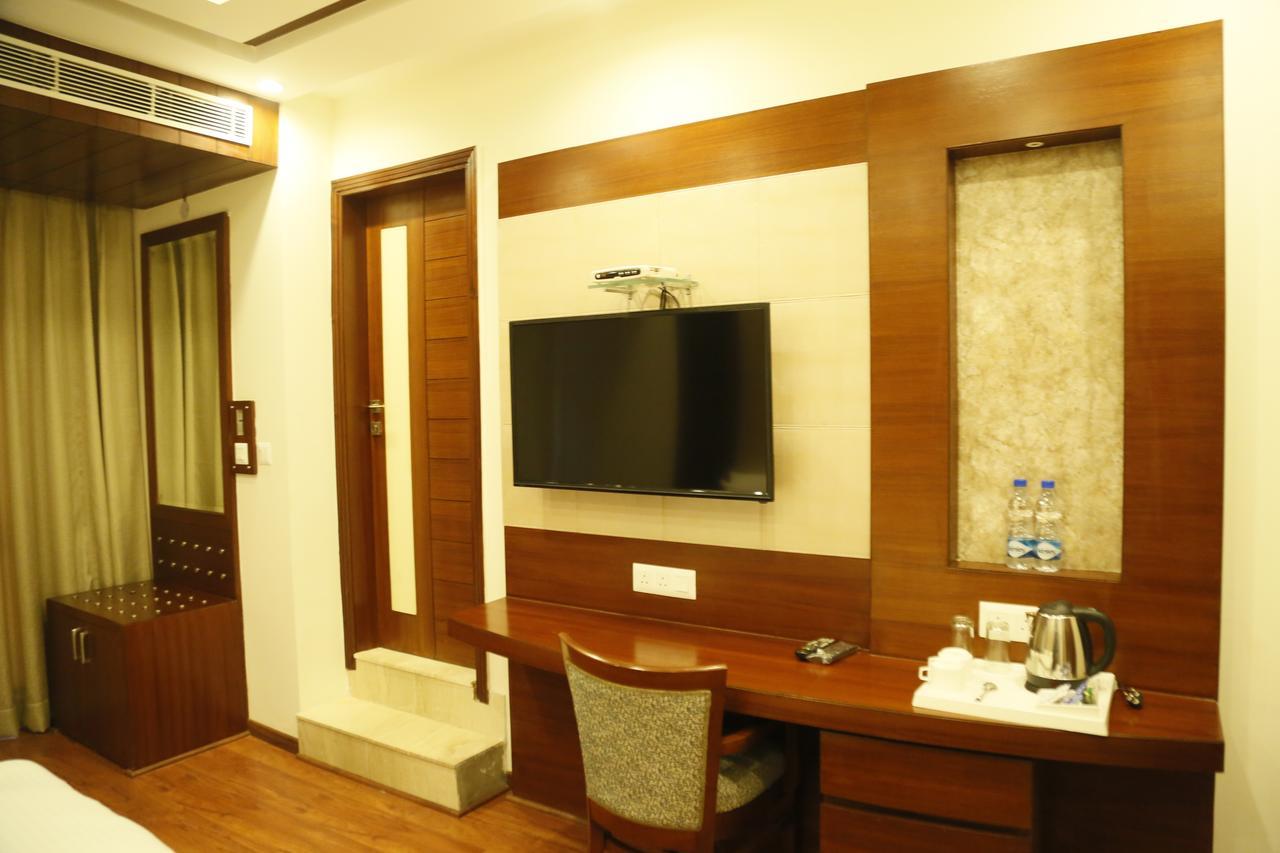 Grand Ffour Hotel New Delhi Bagian luar foto