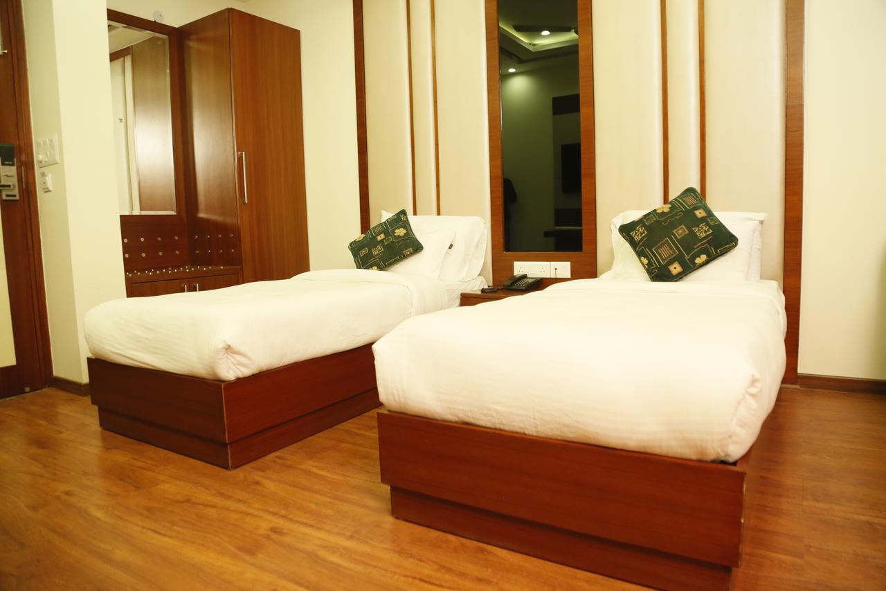 Grand Ffour Hotel New Delhi Bagian luar foto