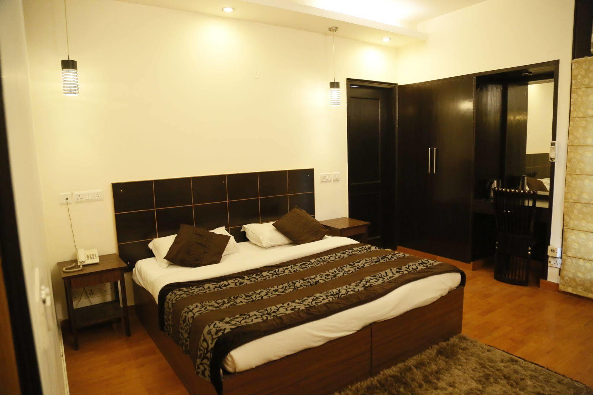 Grand Ffour Hotel New Delhi Bagian luar foto