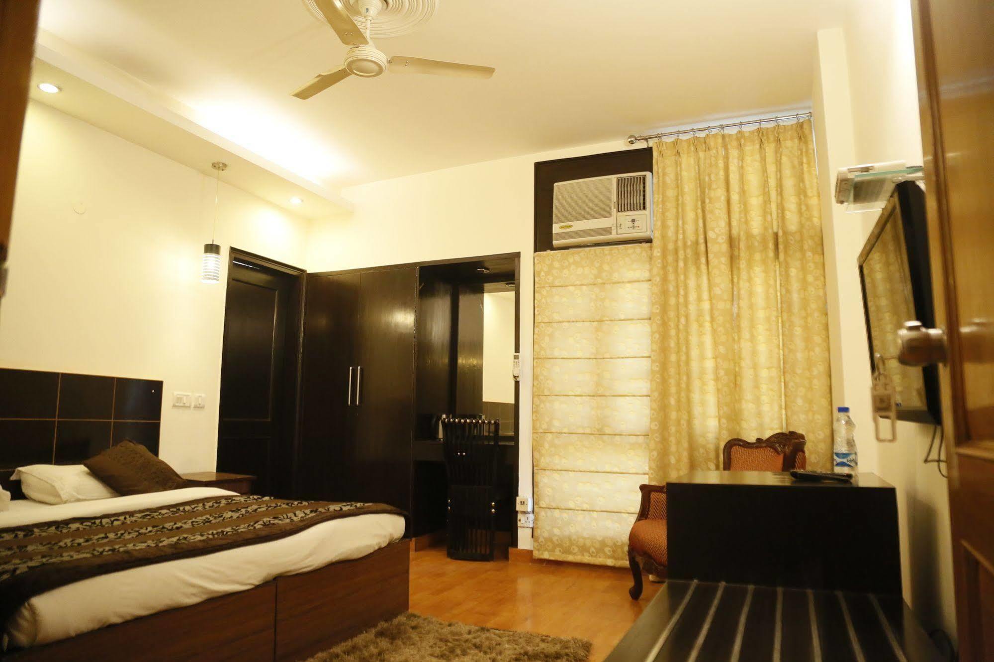 Grand Ffour Hotel New Delhi Bagian luar foto