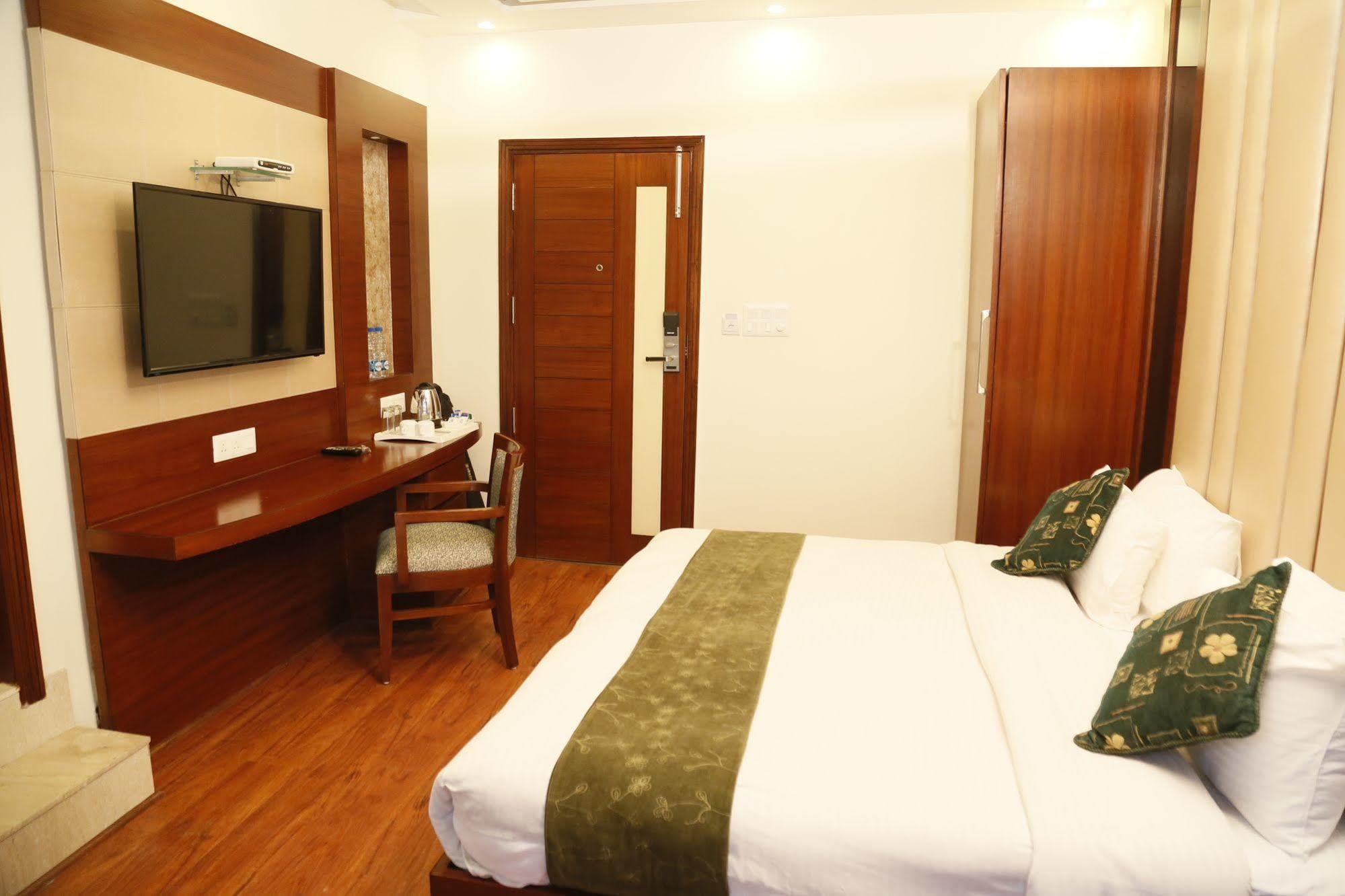 Grand Ffour Hotel New Delhi Bagian luar foto
