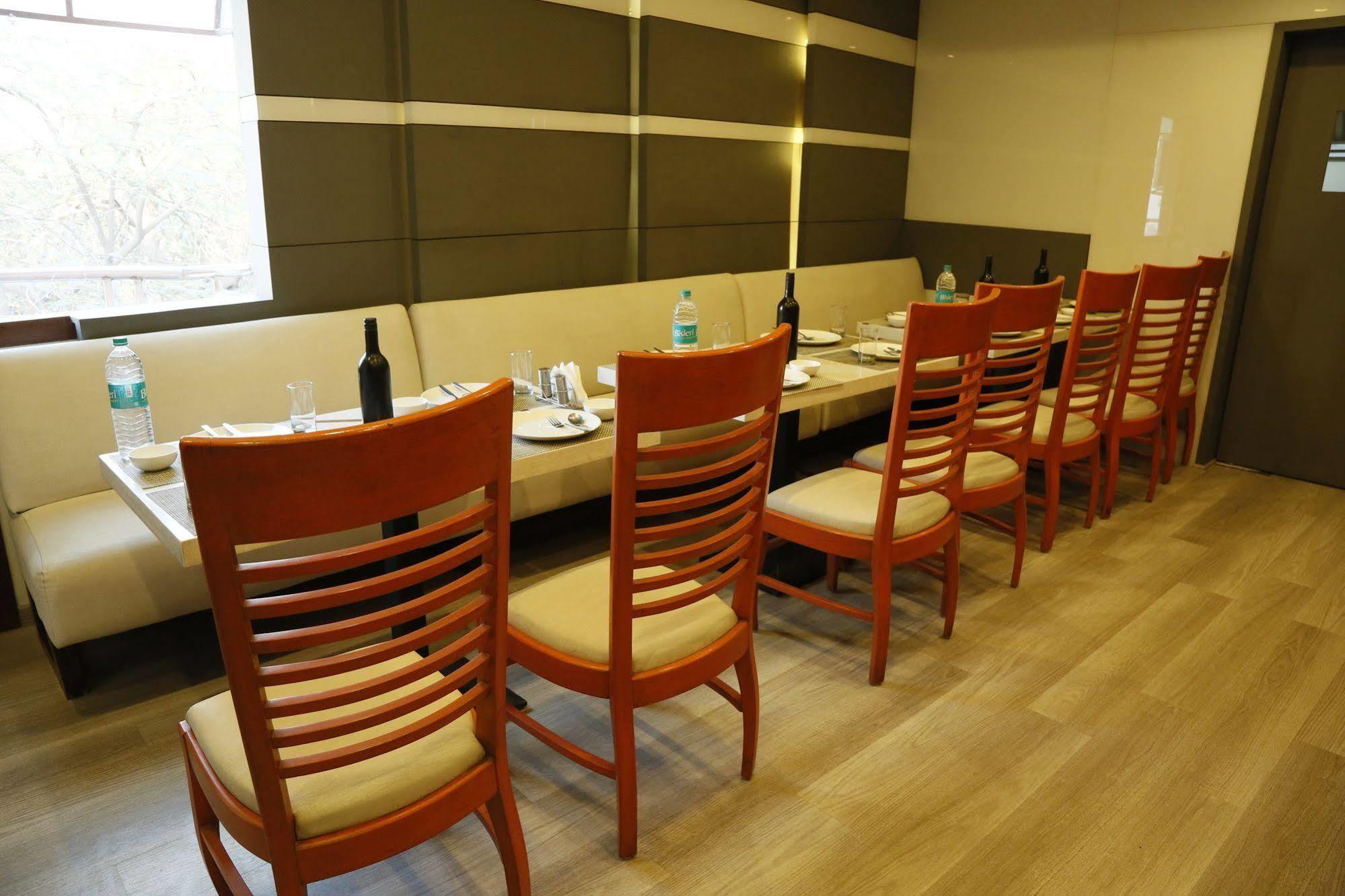 Grand Ffour Hotel New Delhi Bagian luar foto