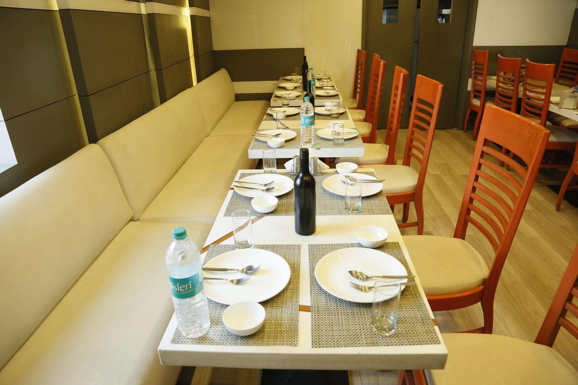 Grand Ffour Hotel New Delhi Bagian luar foto